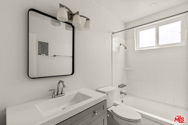 Building Photo - 1006 Havenhurst Dr