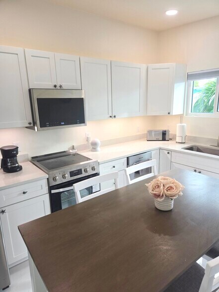 Building Photo - 877 Bruce Ave