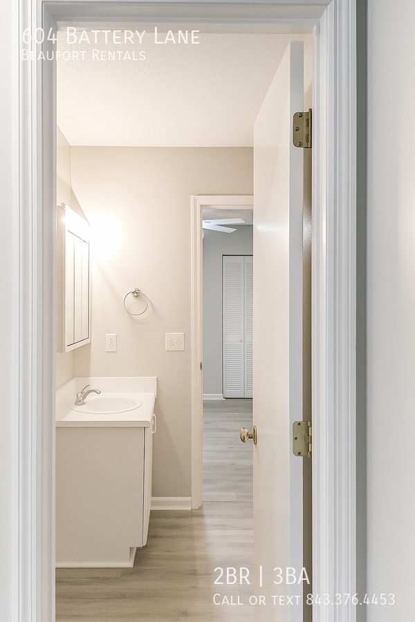 Building Photo - 604 Battery Ln