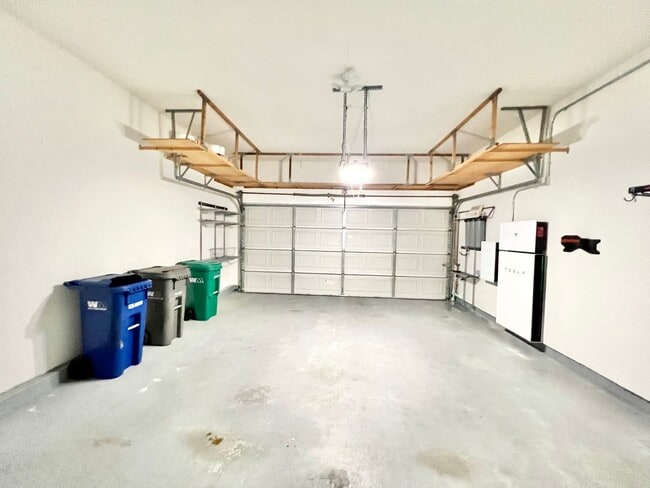 Building Photo - Beautiful 2Bd/2.5Ba with office located in...
