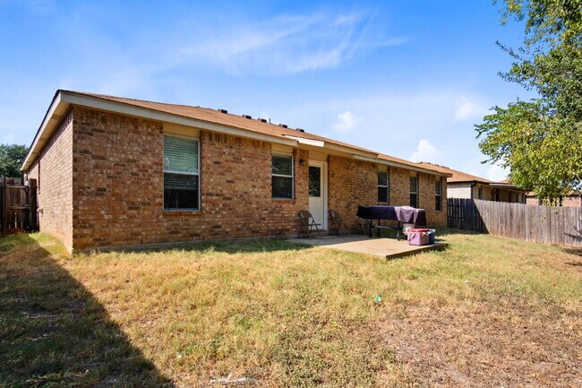 Building Photo - This spacious 4 bedroom, 2 bathroom home is waiting for you!