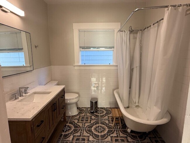 Building Photo - 513 2nd Ave