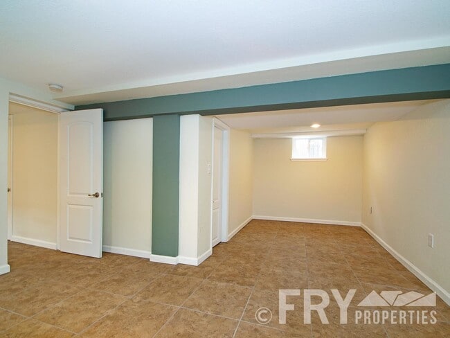 Building Photo - Classic bungalow with modern finishes in burgeoning Regis neighborhood.