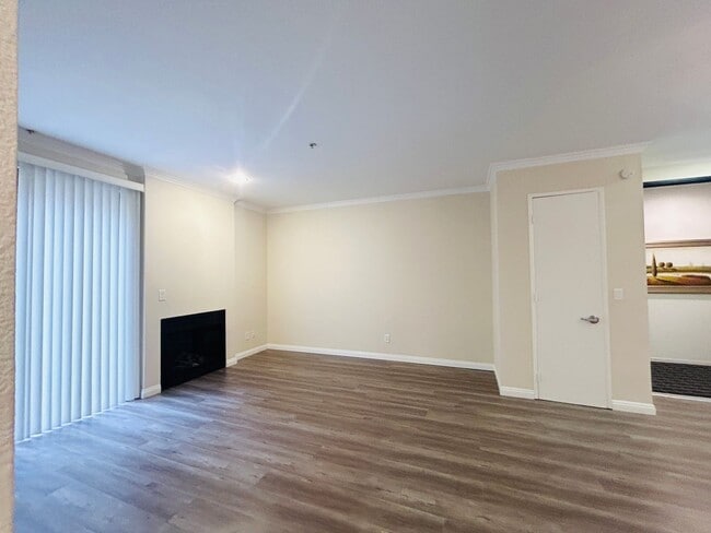 Building Photo - Barcelona Towers Condo Community In Koreatown Offering Spacious Two Bedroom