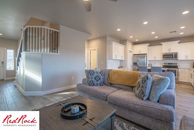 Building Photo - Beautiful townhome in desirable neighborho...