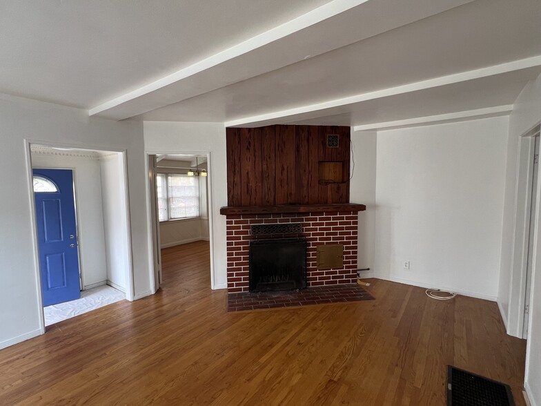 Living Room - 322 W Plymouth St