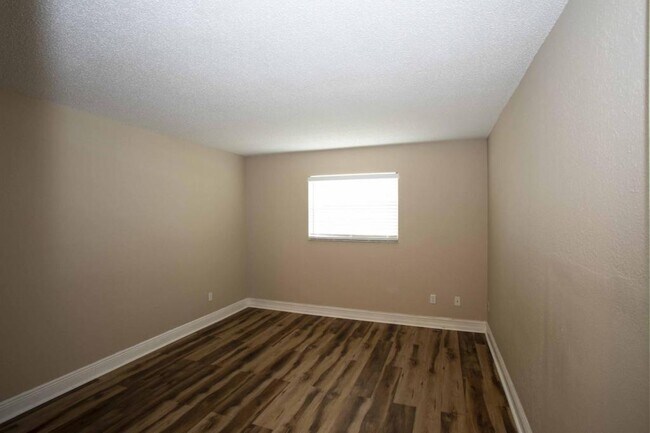 Building Photo - 200 Country Club Dr