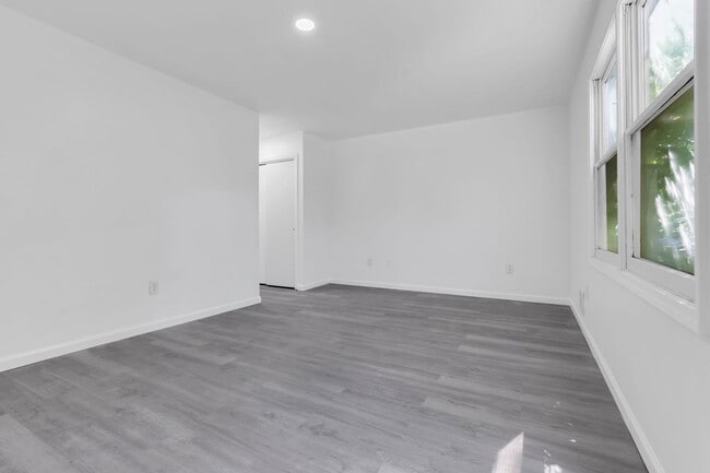Building Photo - 2556 Woodland Rd