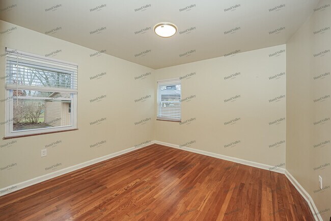 Building Photo - 84 Hartman St