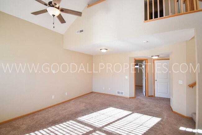 Building Photo - 1.5 Story 3-Bedroom Townhome with First-Fl...