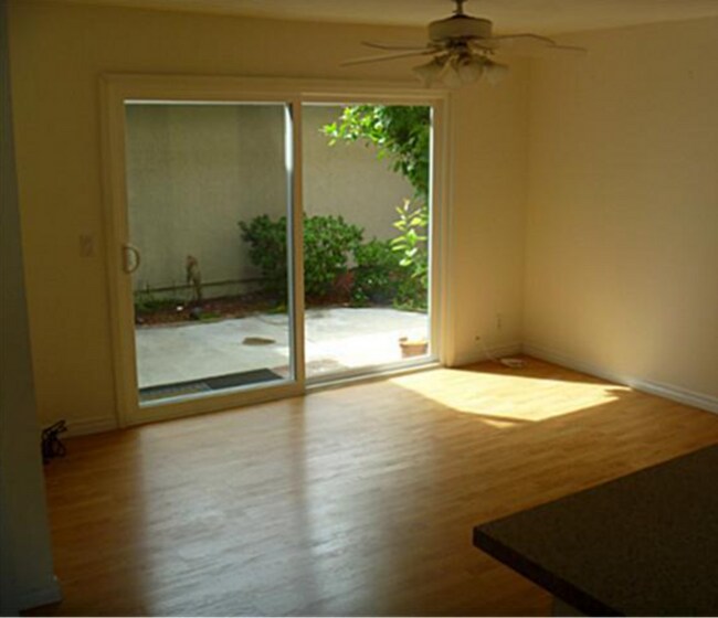 Building Photo - Welcome home to this 2 story end unit 3 bedroom 2 bath located in the heart of Irvine