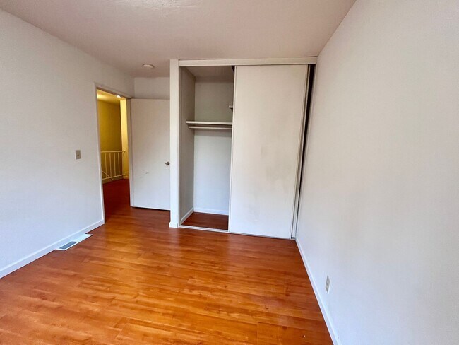 Building Photo - Adorable 3 bed / 1.5 bath Condo