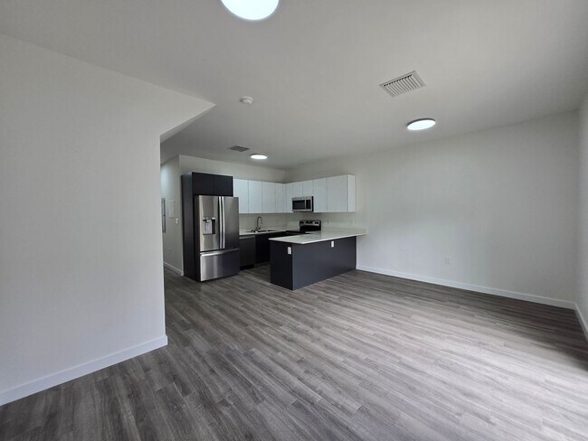 Building Photo - Eagle Trace Townhomes | 3BR/3.5BA | 2.3 Miles to UF– New Construction