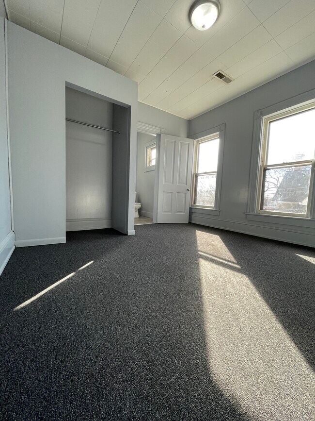 Building Photo - 404 Scammel St