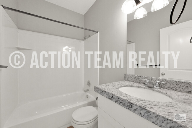 Building Photo - Top Floor Condo in Saratoga Springs!