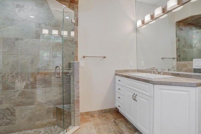 Building Photo - 8951 SE Marina Bay Dr