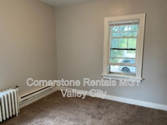 Building Photo - 208 5th Ave SW