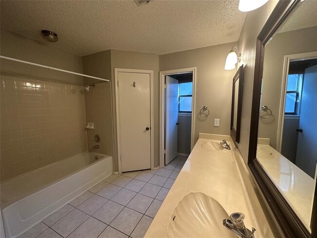Building Photo - 6811 Luckenbach Ln
