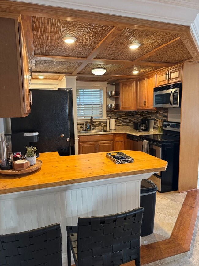 Building Photo - Monthly Rental — Stylish First-Floor Condo by Daffin Park with All-Inclusive Utilities