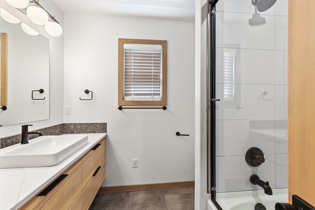 Building Photo - Beautiful home down town CDA