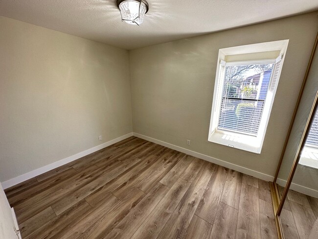 Building Photo - 2 Bed 1.5 Bath Condo In Concord (Remodeled)