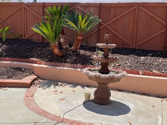 Building Photo - Corona- Single Story pool home