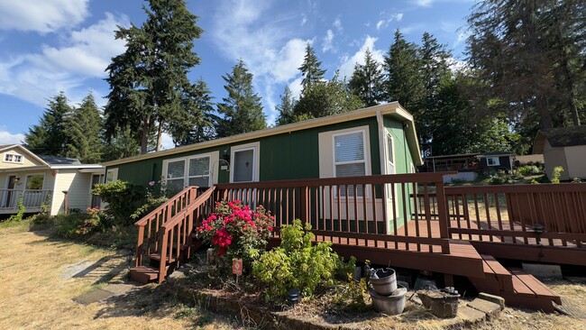 Building Photo - Lakeview 3 Bedroom Home with A/C , LVP Flo...