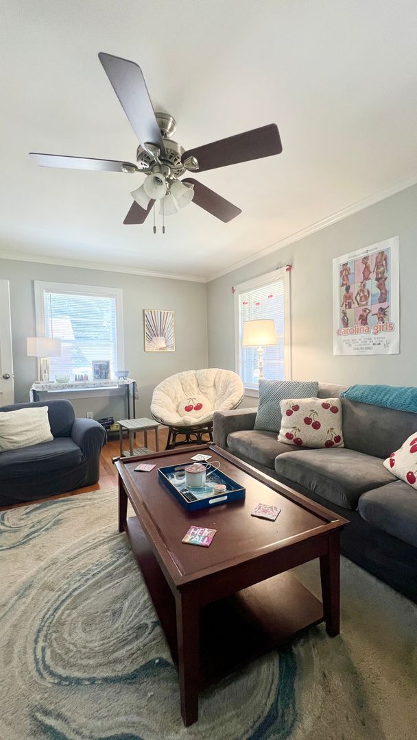 Building Photo - Beautiful 3-4 Bedroom 2 Bathroom home in t...