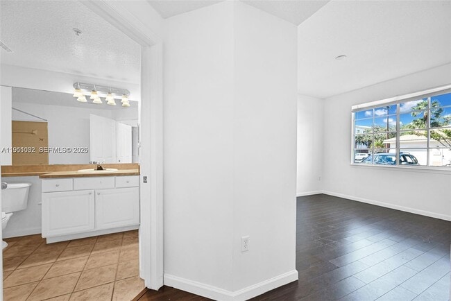 Building Photo - 2101 Myrtlewood Cir E