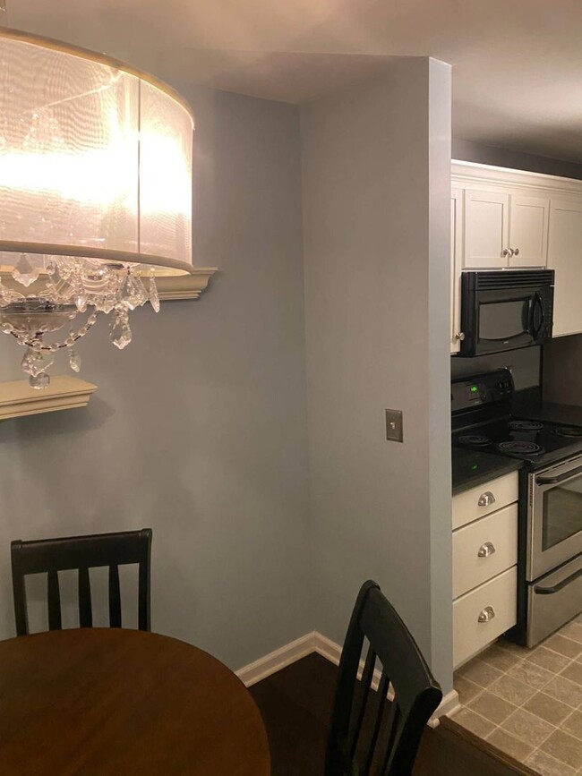 Building Photo - Furnished One Bedroom At Walker Square