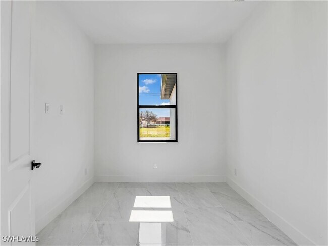 Building Photo - 2140 NW 23rd Ave