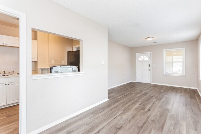 Building Photo - 5360 Colonial Ave