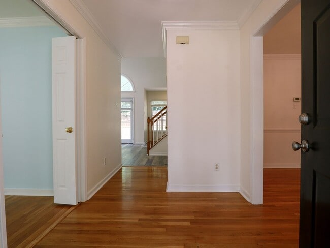 Building Photo - Spacious 4-Bedroom with Fenced Yard, Deck,...