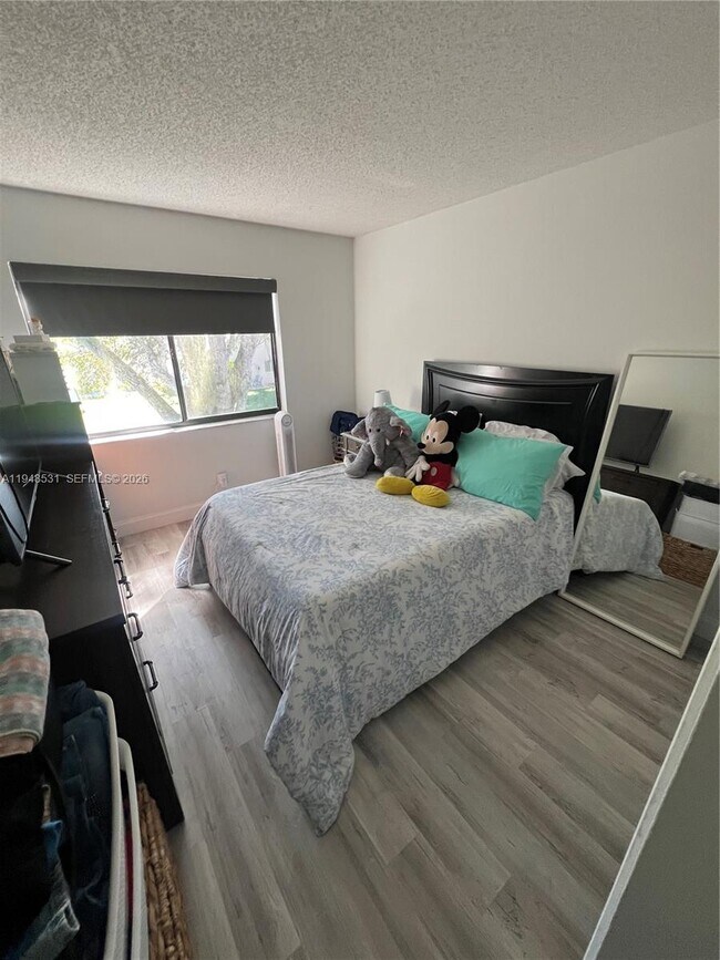 Building Photo - 151 Lakeview Dr