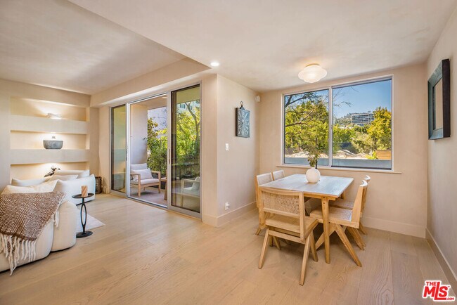 Building Photo - 818 N Doheny Dr