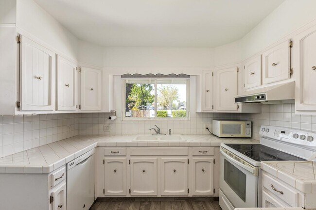 Building Photo - 6631 N 12th Pl