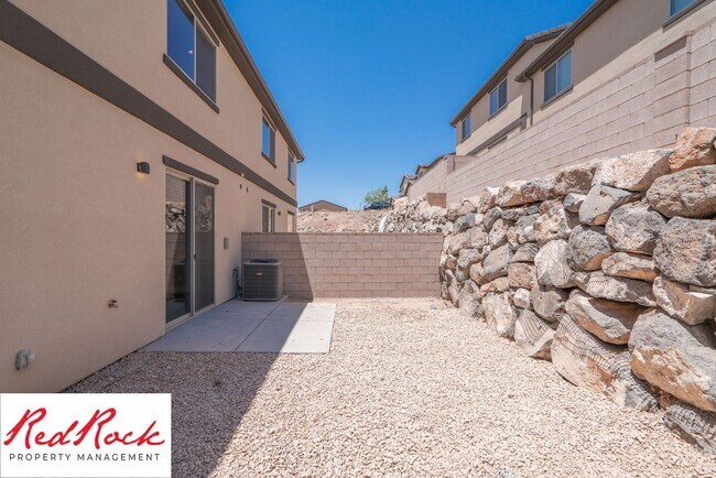 Building Photo - 4 Bedroom, 2.5 Bathroom Townhome in Hurric...