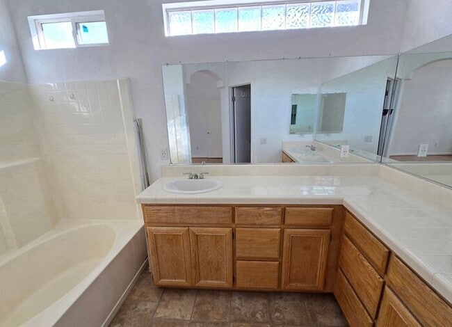 Building Photo - Stylish 4-Bedroom Home Near Red Hawk Golf ...