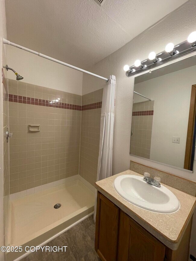 Building Photo - 3903 Iowa Dr
