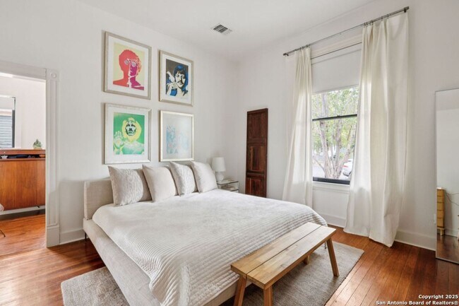 Building Photo - HISTORIC CHARM IN KING WILLIAM