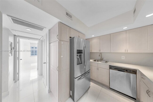 Building Photo - 5600 Collins Ave