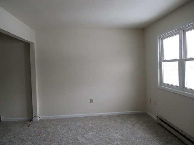 Building Photo - 3 Bedroom Townhouse to call home!