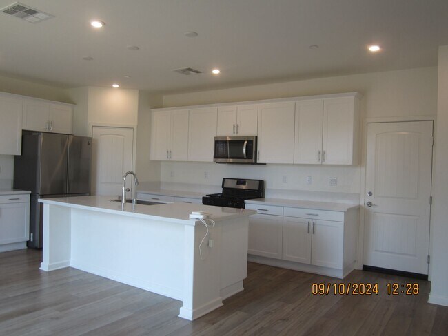 Building Photo - Luxury Single Family Home in Moreno Valley