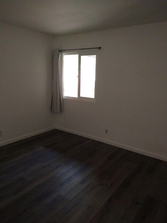 Building Photo - 4 Bedroom Townhouse - Ideal for Chapman St...