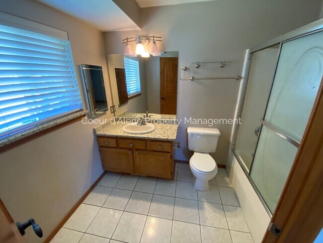 Building Photo - 4 bedroom home in Woodland Meadows!
