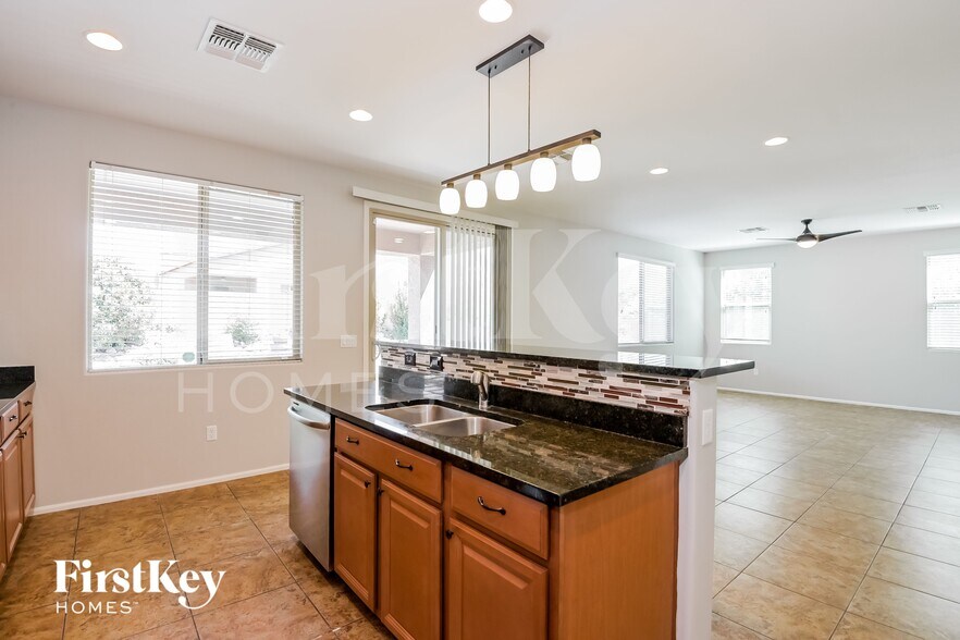 Building Photo - 10463 S Cutting Horse Dr