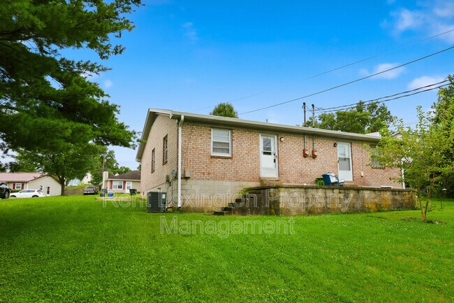 Building Photo - 3215 Aqueduct Dr