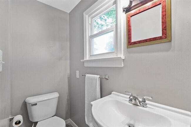 Building Photo - Quintessential Northside House