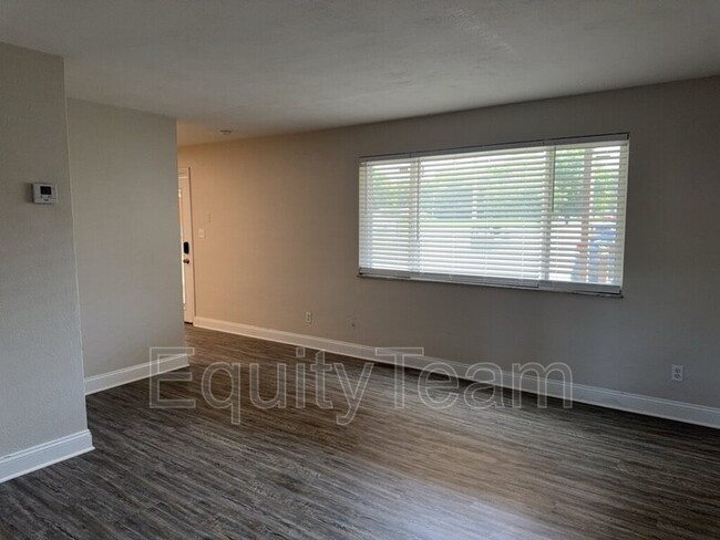 Building Photo - 204 N 10th St