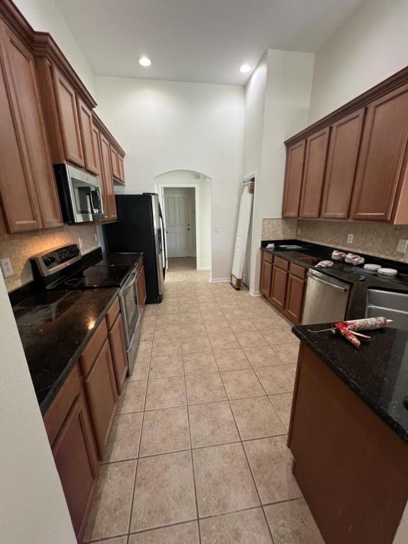 Building Photo - 6939 Runner Oak Dr